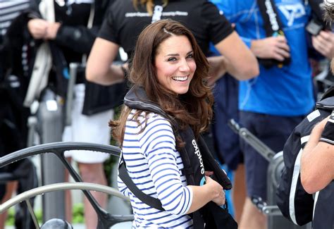 Princess Kate shows off her pregnant belly in stunning black lace dress ...