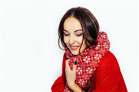 Zimowe święta Bożego Narodzenia Uśmiechnięta dziewczyna czerwony szalik ...