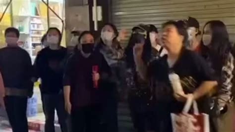 武汉“餐馆店员烫杀狗”后续：有市民上门抗议，朝门店喷漆撒冥币_凤凰网视频_凤凰网