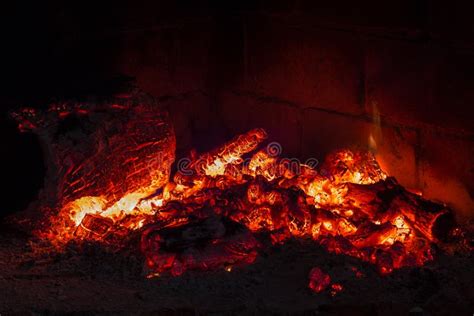 在壁炉的火 库存图片. 图片 包括有 在壁炉的火 - 64568245