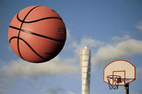 篮球技巧过人24招教学：先来练习一下 运球技巧要点和控球姿势