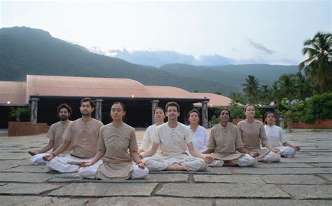 Isha Kriya de Sadhguru : créer une distance avec le corps et le mental | Isha Yoga de Sadhguru ...