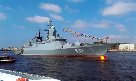 中俄海上联演开始 俄军2千吨护卫舰指挥052D_凤凰军事
