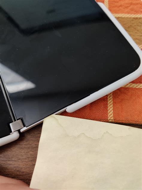 Anyone else screen starting to bulge? : r/surfaceduo