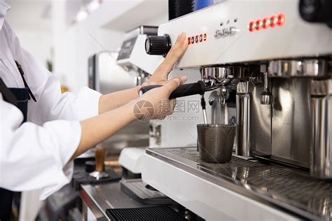 饮品店女性服务员制作咖啡特写高清图片下载-正版图片501753126-摄图网
