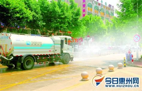 惠州：洒水车作业时路人被喷一身水，被指“太霸道了”