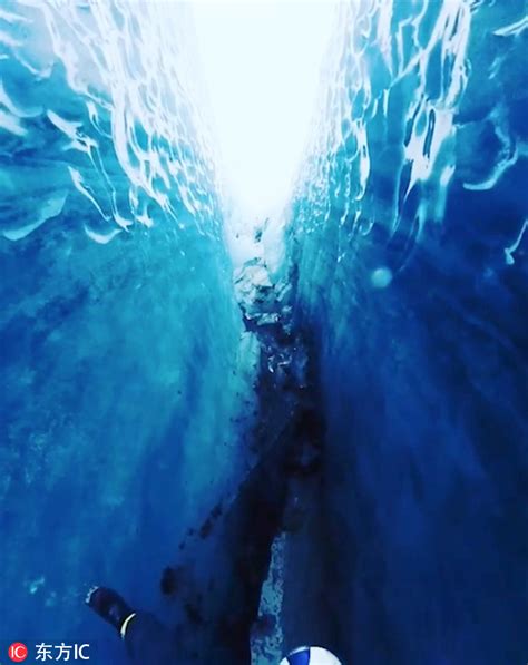 摄影师邂逅古冰川冰芯 蓝色冰墙如水面“荡漾”