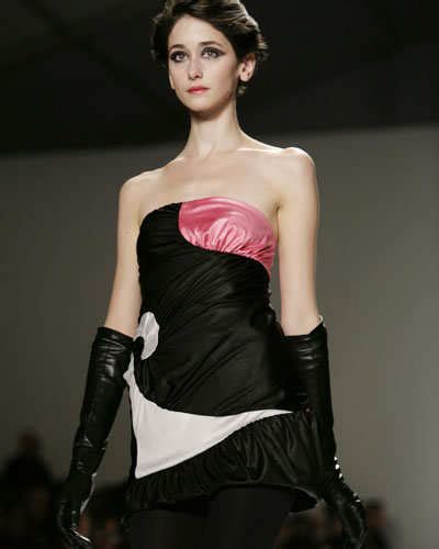 A model presents a creation by Diane Von Furstenberg during 'Mercedes ...