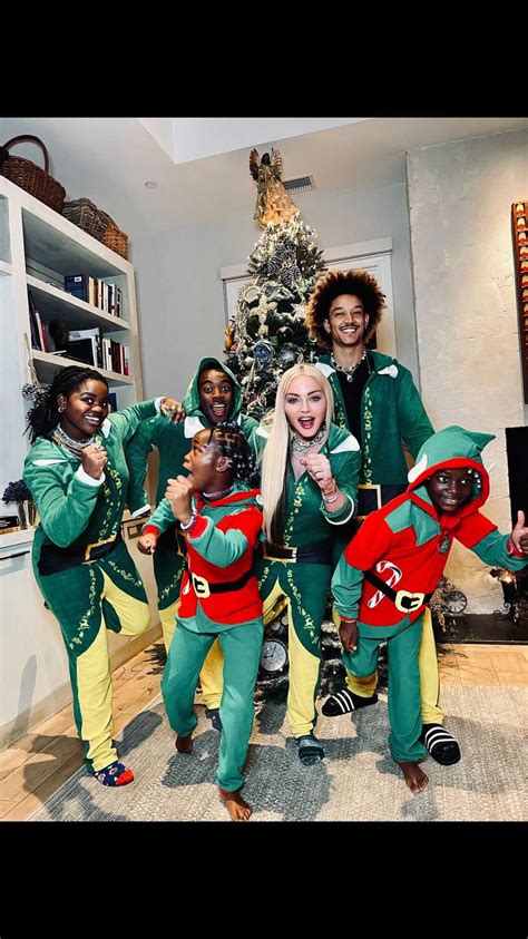 Los famosos ultiman sus decoraciones navideñas