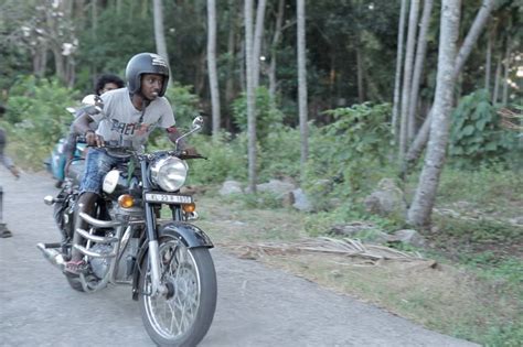 ഈ ഒതളങ്ങയ്ക്ക് വിഷമില്ല, ചിരിപ്പിച്ച് ആയുസ്സും കൂട്ടും; ഒതളങ്ങ ...