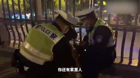 男子意图跳桥轻生，2名民警冲上前救下_凤凰网视频_凤凰网