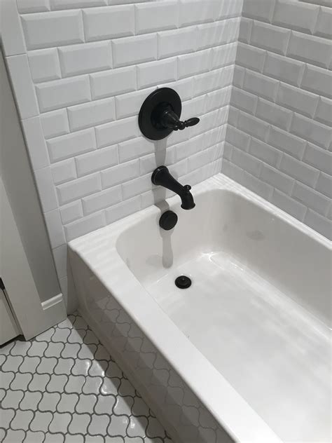 Beveled Edge Subway Tile Tub Surround with Quatrefoil White Floor Tile