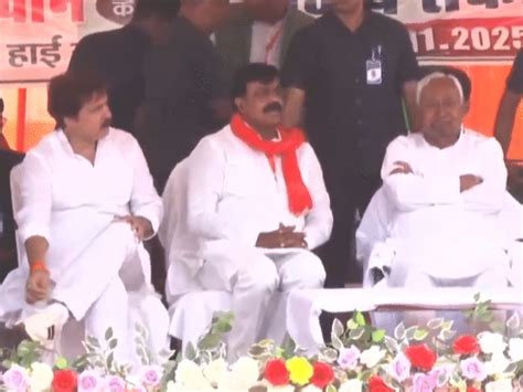 UP bahubali Dhananjay Singh joins Nitish on stage in Aurangabad - Bihar ...