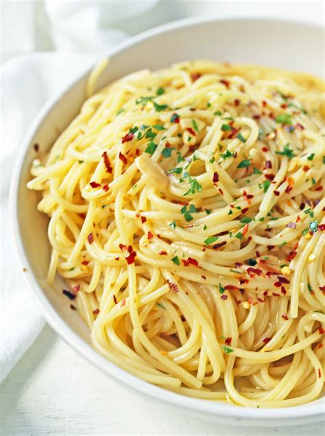 https://www.modernhoney.com/wp-content/uploads/2019/04/Spaghetti-Aglio-e-Olio-5.jpg