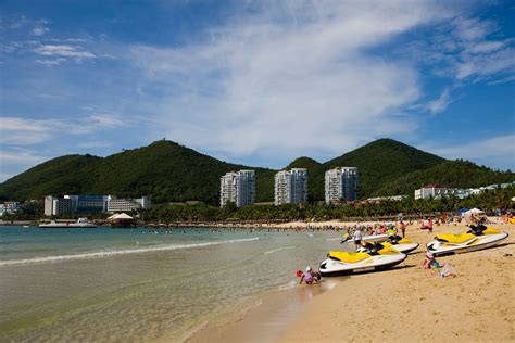 【携程攻略】三亚大东海景点,公共浴场可以随时下海游泳或沙滩喝酒玩耍。有大量一线海景酒店和众多…