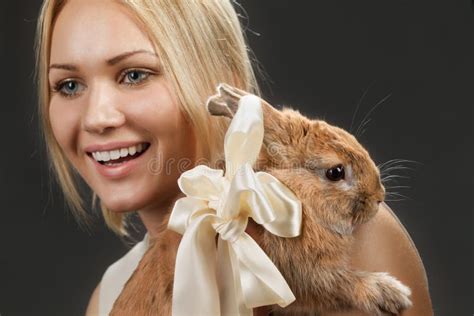 女孩小的兔子 库存照片. 图片 包括有 本质, 逗人喜爱, 爪子, 女孩, 哺乳动物, 耳朵, 农场, 枪口 - 1747854