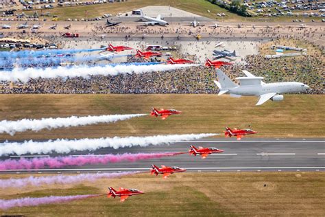 IMAGENS: RAF estreia E-7 Wedgetail em formação histórica com Red Arrows ...