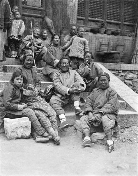 民国老照片：1919年泰山，小脚老妇、轿夫抬客，为求泰山娘娘_甘博