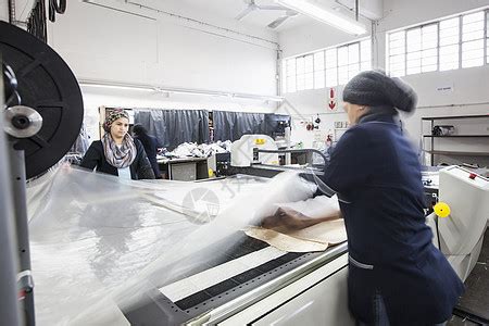 女工在服装厂操作制造机器高清图片下载-正版图片501876637-摄图网