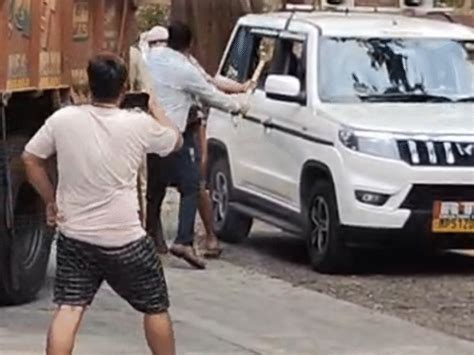 Truck driver beats RTO officer with slippers