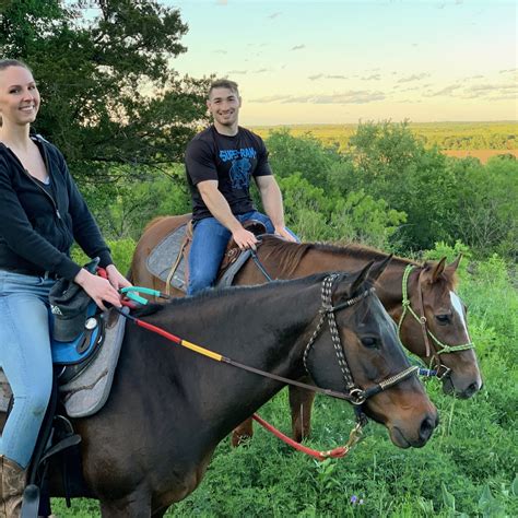 TRAIL RIDES - Maverick Horseback Riding