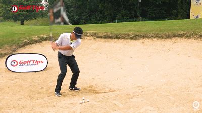 高尔夫球手高尔夫球场沙坑射球,背景美丽的日落高尔夫球手日落时击中了个沙坑高清图片下载-正版图片300112811-摄图网