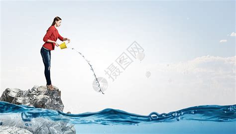拿着瓶子正在往手上倒水的手图片免费下载_红动中国