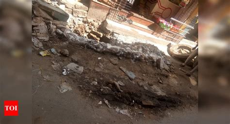 Manhole in Kumbarapet affects sales - Times of India