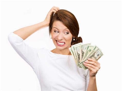 拿着现金美元的女人图片素材-白色背景下拿着钱币抓头的女人创意图片-jpg格式-未来素材下载