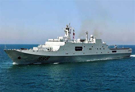 中国海军大力发展071型两栖登陆舰 可媲美航母 _深圳国防教育网