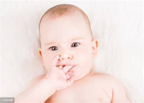 40多天的婴儿频繁吃奶不睡觉（6周宝宝频繁吃奶）-幼儿百科-魔术铺