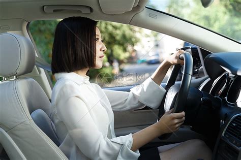 驾车游青年女人开车高清图片下载-正版图片501897302-摄图网