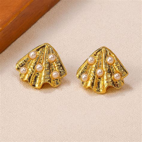 Elegant Gold Shell Stud Earring – Mode & Minimal