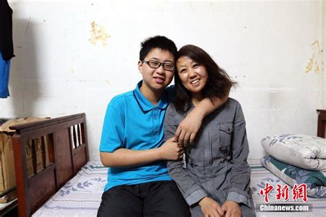 13岁少年考上武汉大学 母亲陪读旁听[3]- 中国日报网