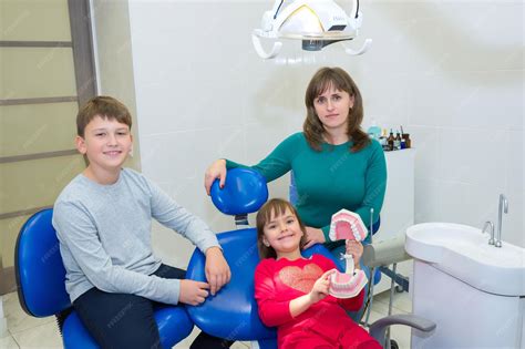 Una familia feliz en un consultorio dental una visita familiar al ...