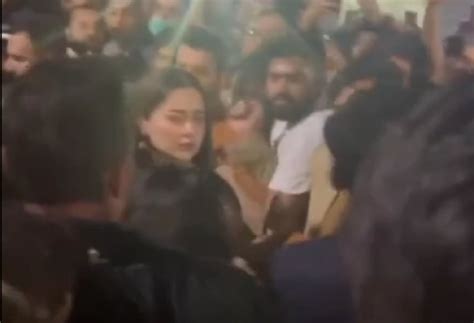 'Partition Nahi Hona Chahiye Tha': Pakistani Actress Hania Aamir Wins ...