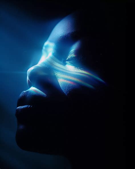 a close up of a person's face in the dark | Фотосессия, Портрет, Идеи ...