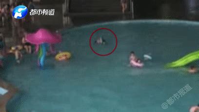 3岁幼童溺水2分多钟被救 妈妈还在隔壁泳池不知情|溺水_新浪新闻