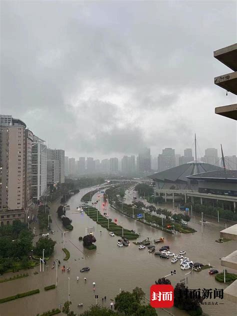 封面深镜 | 郑州暴雨致酒店爆满 河南省气象局：大雨没有停的迹象，预报员正在会商 - 封面新闻