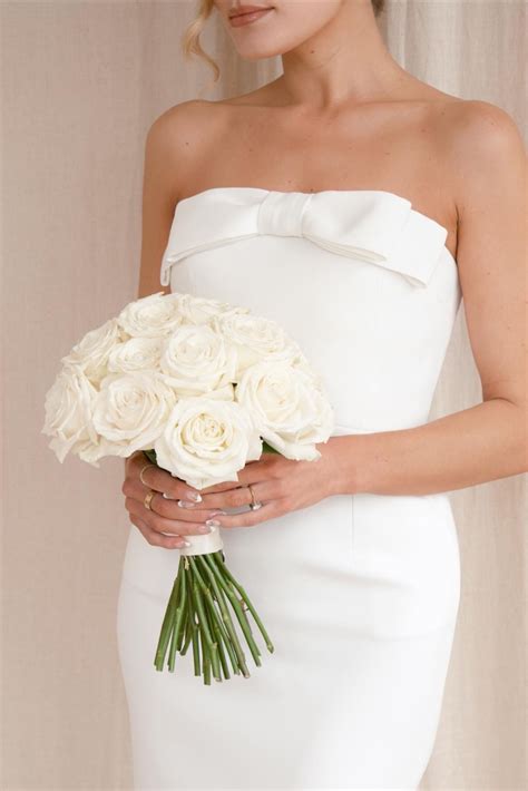 buquê de noiva | bridal bouquet | white flowers | white roses | Rosas ...