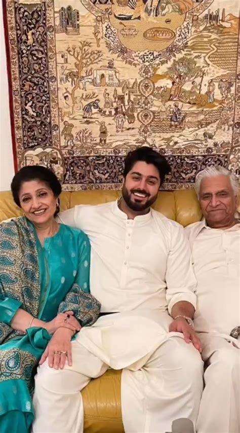 Zaviyar Nauman Ijaz New Pictures With Family & Friends | Reviewit.pk