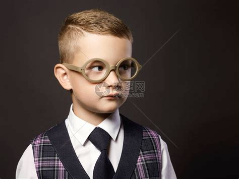 身戴眼镜的小男孩站在校董会旁边高清图片下载-正版图片502682771-摄图网