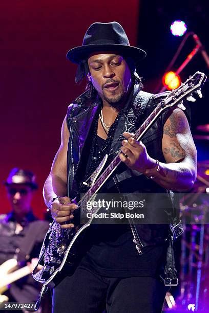 D Angelo Singer Photos and Premium High Res Pictures - Getty Images