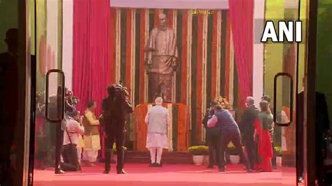 PM Modi unveils Sardar Vallabhbhai Patel statue at CAG office on 1st ...