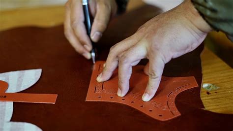 男性工匠手工制作皮带高清图片下载-正版图片501674181-摄图网