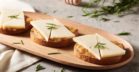 Biscotes con queso manchego y compota de manzana - Calidad Pascual