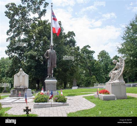 President Jefferson Davis grave in Hollywood Cemetery Richmond Virginia ...
