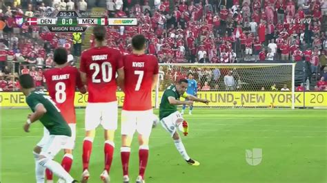 Andrés Guardado mete disparo de tiro libre directo que pasa muy cerca ...
