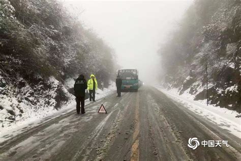 贵州出现低温雨雪天气道路结冰严重 警民除冰保交通-贵州首页-中国天气网