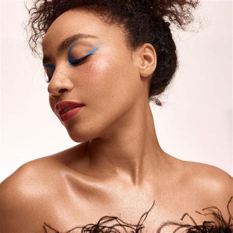 Shop LAMEL The Myth of Utopia Body Glimmer Online - HOK Makeup